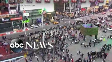 Times Square manhole explosion sends people running l GMA