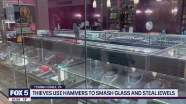 Thieves use hammers to smash glass and steal jewels